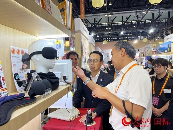 日本駐華大使金杉憲治（左二）參觀2024年服貿會日本館。人民網(wǎng)記者 盛楚宜攝