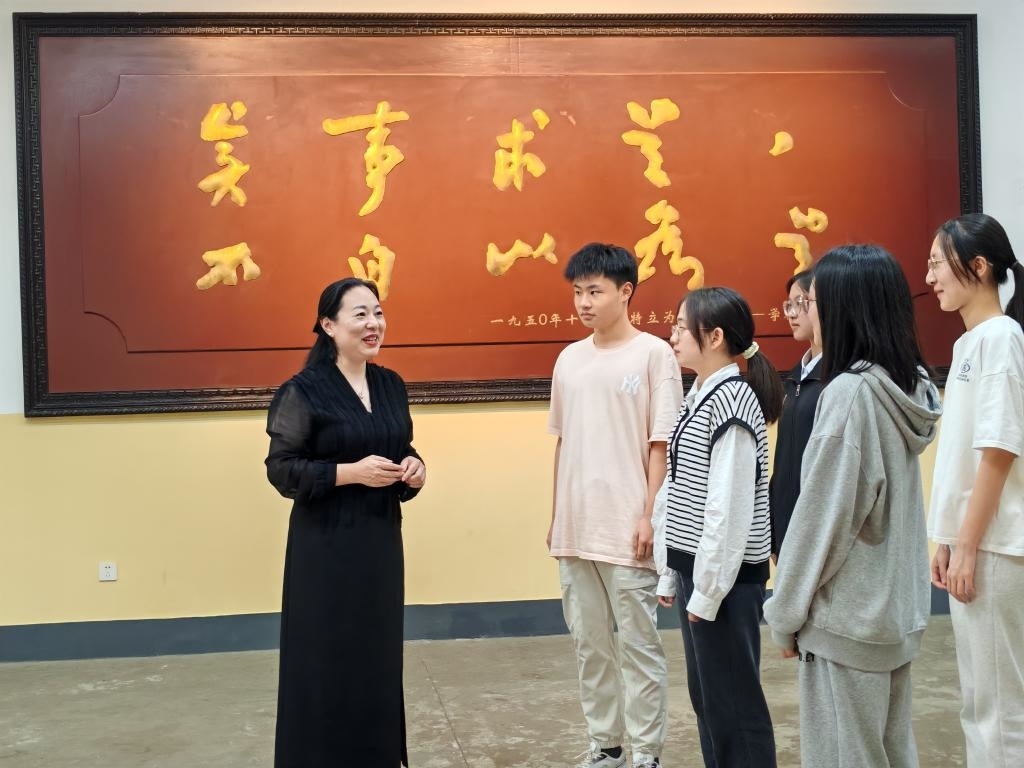 湖南第一師范學(xué)院思政課教師正在為學(xué)生講述紅色校史。（受訪者供圖）