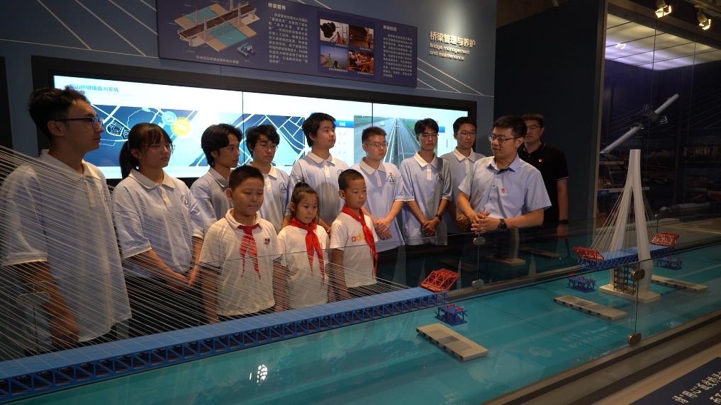 哈爾濱工業(yè)大學(xué)交通學(xué)院教師李順龍?jiān)谥袊鴺蛄翰┪镳^進(jìn)行課程思政與橋梁科普。新華社發(fā)（張潤 攝）