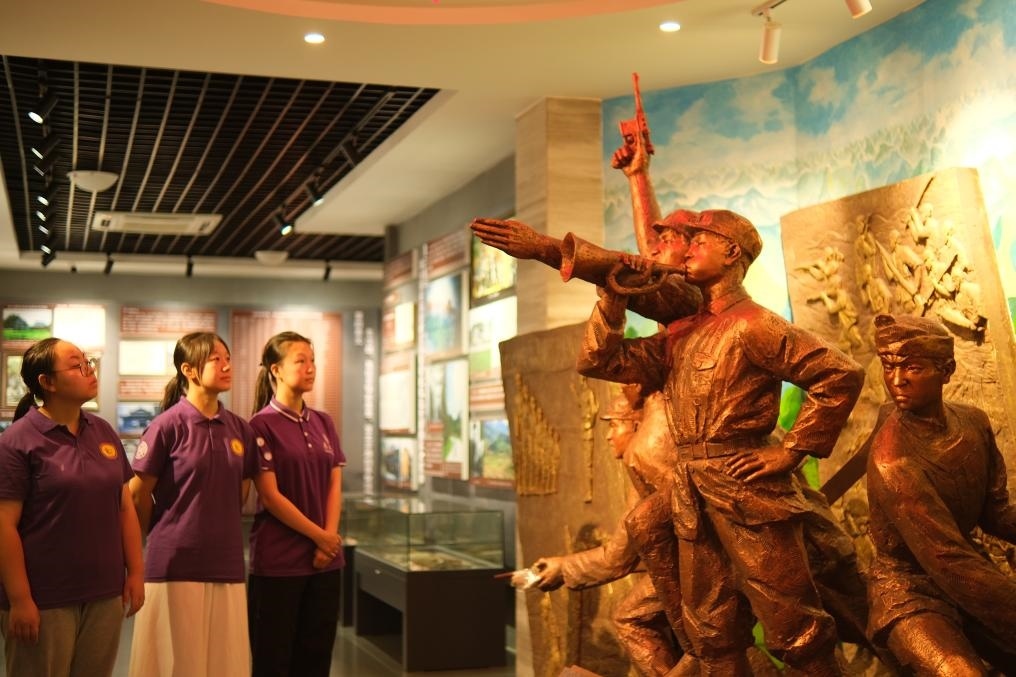 7月26日，南開大學(xué)實(shí)踐隊(duì)在環(huán)江革命陳列館了解毛南族人民在黨的領(lǐng)導(dǎo)下進(jìn)行革命斗爭(zhēng)的歷程。（受訪者供圖）