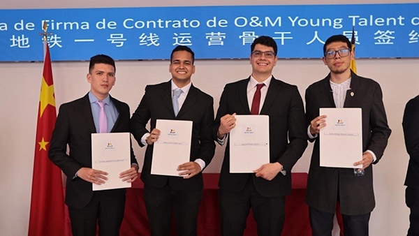 當(dāng)?shù)貢r(shí)間9月13日，40名哥倫比亞青年與中企承建運(yùn)營的波哥大地鐵一號(hào)線項(xiàng)目簽約，不久將前往中國進(jìn)行為期15個(gè)月的專業(yè)地鐵知識(shí)培訓(xùn)。圖為部分學(xué)員在簽約儀式上展示所簽的協(xié)議。 波哥大地鐵一號(hào)線項(xiàng)目供圖