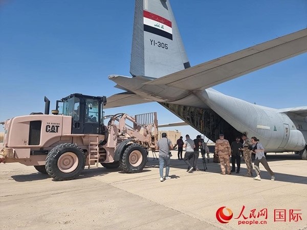 圖為伊拉克正在裝運救援物資。人民網(wǎng) 伊納斯攝