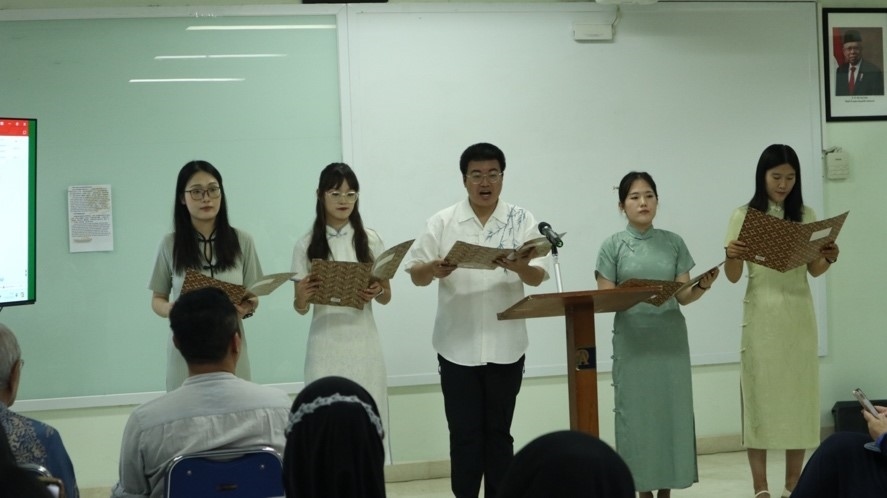 阿拉扎大學孔子學院志愿者教師表演詩朗誦?；顒又鬓k方供圖