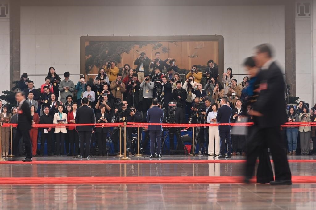 2024年3月10日，全國(guó)政協(xié)十四屆二次會(huì)議第三場(chǎng)“委員通道”集體采訪活動(dòng)在北京人民大會(huì)堂舉行。新華社記者 宋為偉 攝