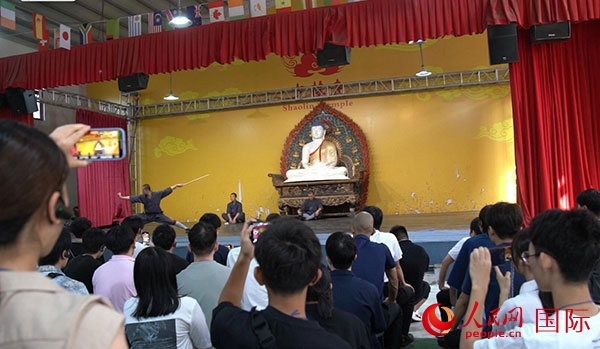 日本少林寺拳法青年代表團(tuán)觀看少林拳表演。人民網(wǎng)記者 張麗婭攝