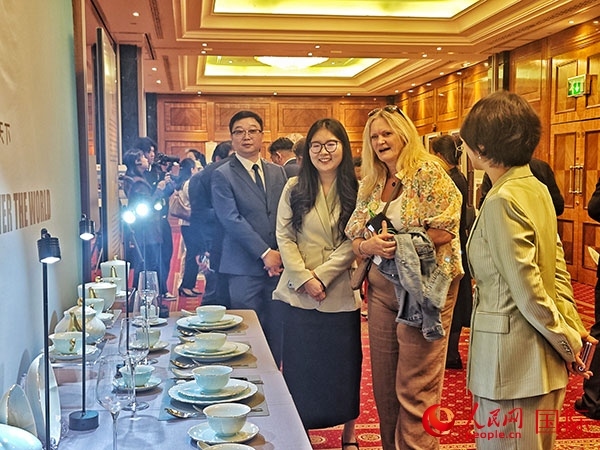 英國(guó)觀眾參觀“景德鎮(zhèn)制”區(qū)域品牌新品。人民網(wǎng)記者 邢雪攝