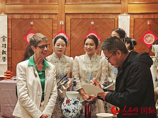 現(xiàn)場(chǎng)的非遺傳承人為英國(guó)觀眾展示畫(huà)技。人民網(wǎng)記者 邢雪攝