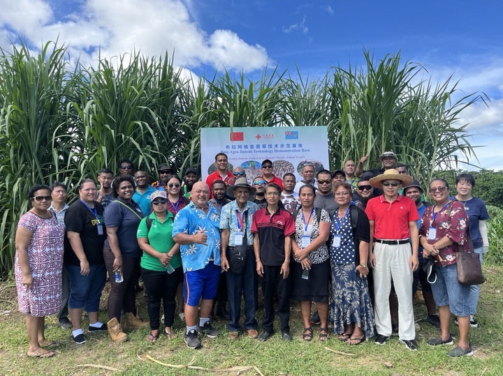 2024年2月28日，來自巴布亞新幾內(nèi)亞、湯加、庫克群島、薩摩亞、瑙魯?shù)葒业摹疤窖髰u國菌草技術(shù)培訓(xùn)班”學(xué)員在斐濟(jì)布拉阿格魯菌草技術(shù)示范基地合影。新華社發(fā)（中國援斐濟(jì)菌草技術(shù)示范中心供圖）