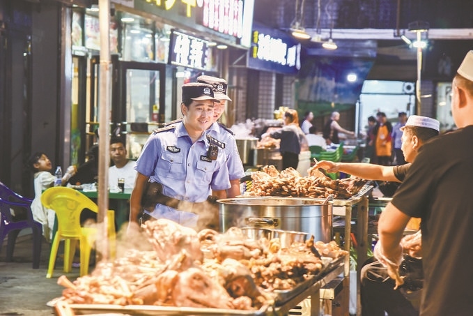 8月9日，甘肅省華亭市公安局組織民警輔警在夜市開展巡邏檢查。張亞強(qiáng)攝