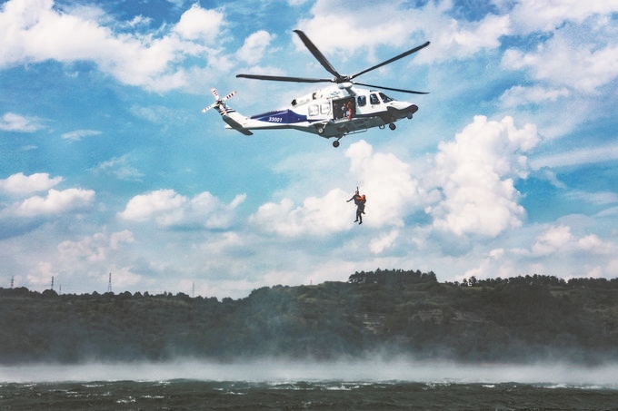 ▼7月17日，浙江省新昌縣公安局聯(lián)合浙江省公安廳警務(wù)航空隊在長詔水庫水域及周邊開展救援演練。王樟林?jǐn)z