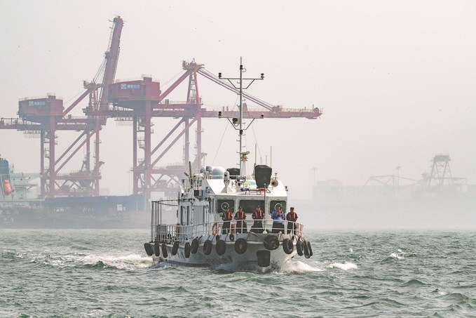 ?7月5日，秦皇島出入境邊防檢查站聯(lián)合秦皇島市公安局水陸巡特警支隊開展海上聯(lián)合巡航。陳凈萱攝