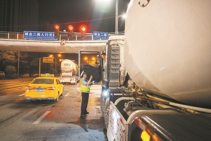 7月25日，陜西省西安市公安局交警支隊開展全市中重型貨車及面包車違法異地互查整治行動。孫崇明攝