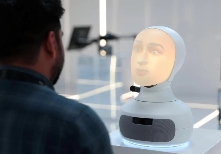 2024年9月12日，在沙特阿拉伯首都利雅得舉行的第三屆全球人工智能峰會上，一名參會者與“對話機器人”交流。新華社記者 王東震 攝