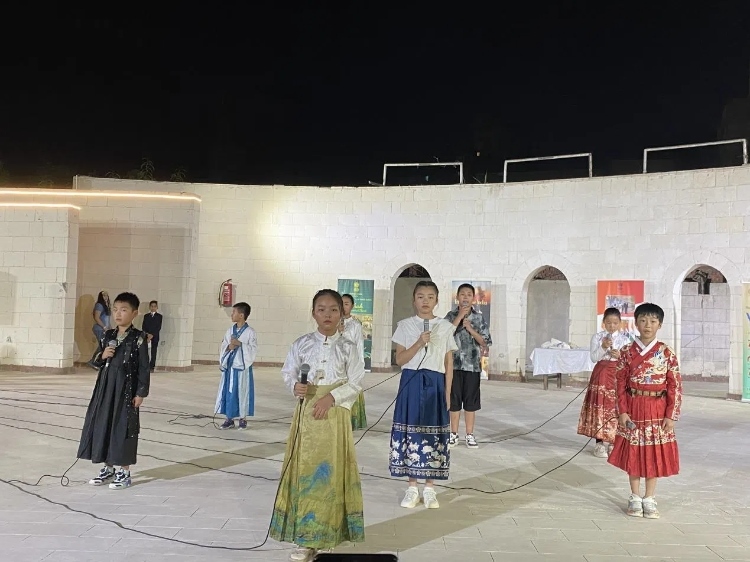 東方藝術(shù)文化館小朋友的詩朗誦表演。開羅中國文化中心供圖