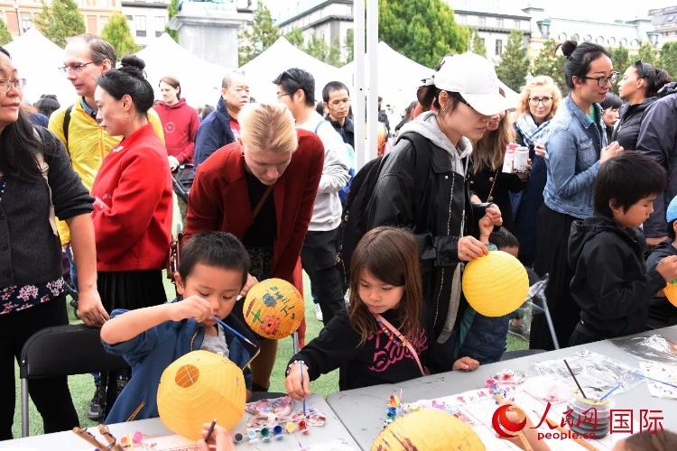 小朋友參加燈籠繪畫體驗(yàn)。人民網(wǎng)記者 殷淼攝