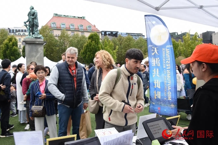 排隊(duì)等候品嘗中國美食的游客。人民網(wǎng)記者 殷淼攝