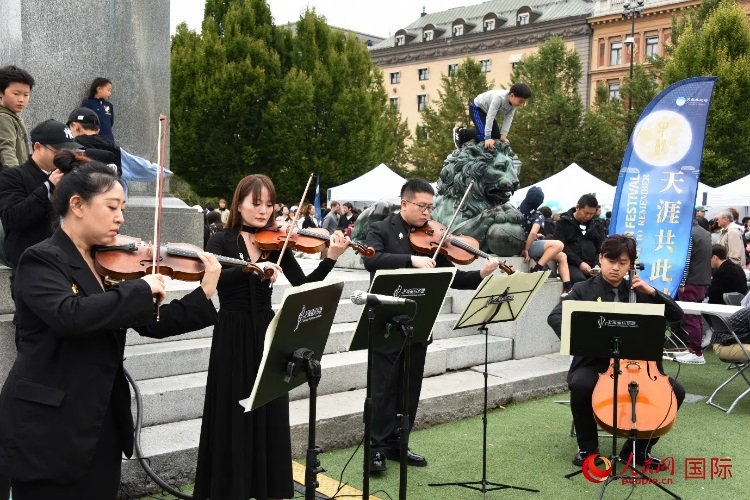 上海愛樂樂團(tuán)“快閃”活動(dòng)一瞥。人民網(wǎng)記者 殷淼攝