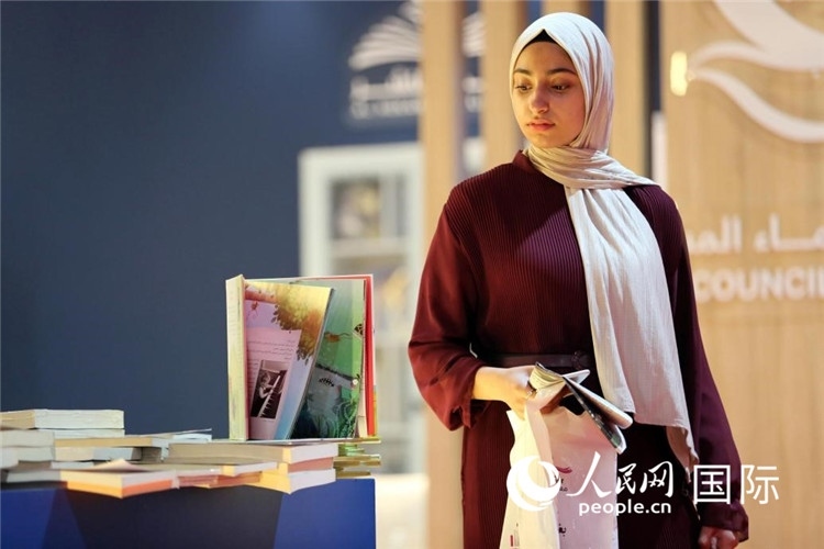 一名女性走過展臺。人民網(wǎng) 奧馬爾·哈利勒攝