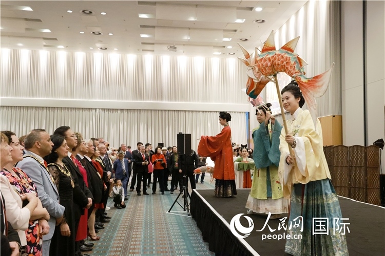 2、留學(xué)生表演了漢服展示《絲路霓裳》。邢雪攝