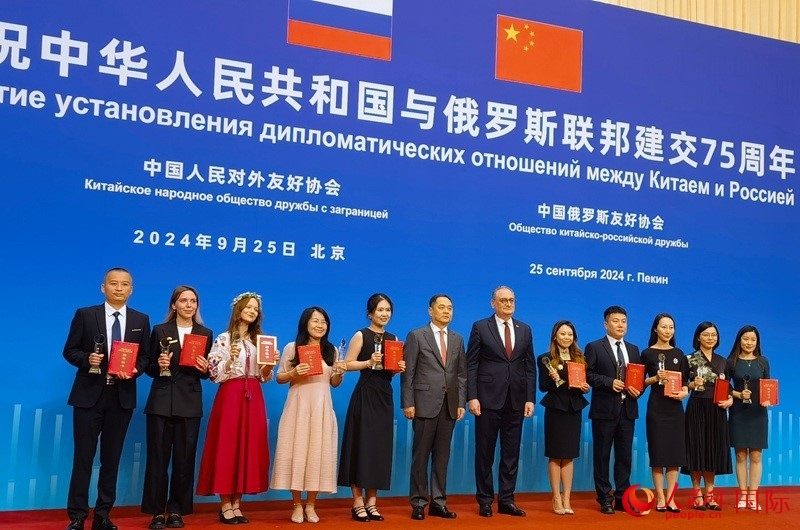 楊萬明會(huì)長和莫爾古洛夫大使為10位中俄青年友好微視頻創(chuàng)意大賽獲獎(jiǎng)代表頒獎(jiǎng)。人民網(wǎng)記者 李明琪攝