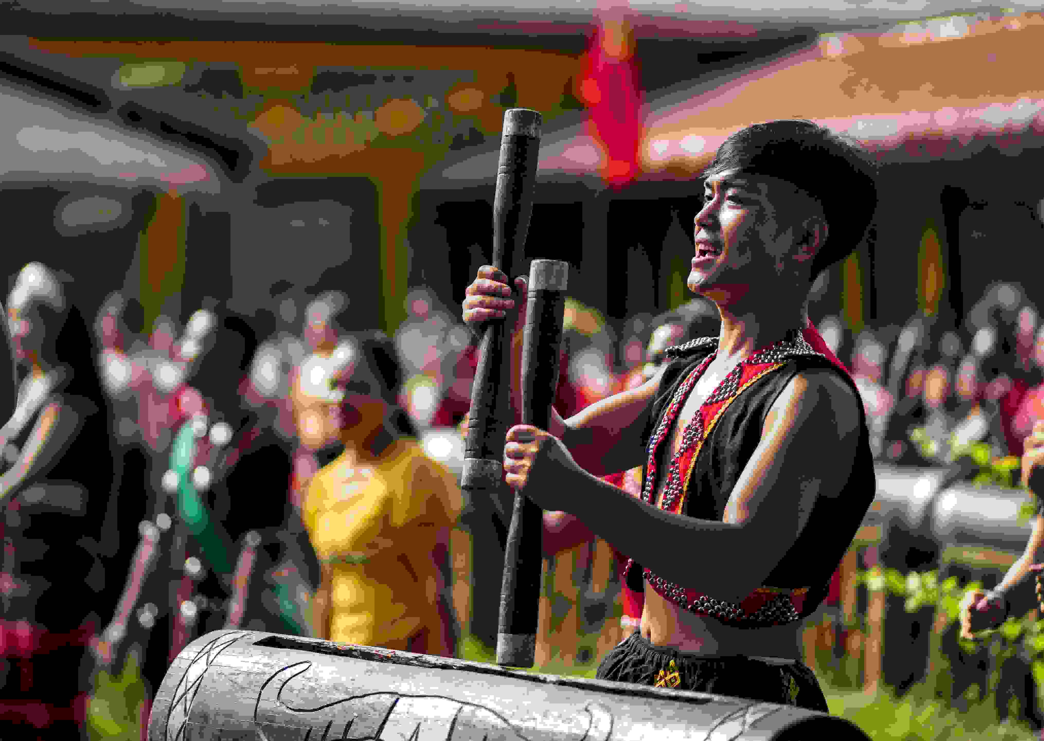 云南省滄源縣班洪鄉(xiāng)班洪村的佤族群眾唱響《阿佤人民唱新歌》（2021年8月20日攝）。