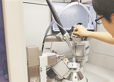 科研人員使用X射線衍射儀研究σ鍵。圖片來(lái)源：日本北海道大學(xué)