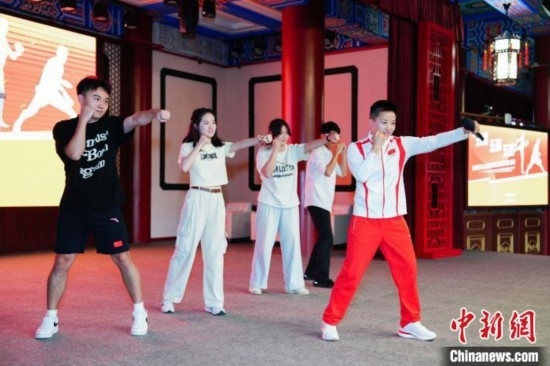 巴黎奧運(yùn)會(huì)拳擊冠軍吳愉現(xiàn)場(chǎng)教學(xué)。上海市港澳辦供圖