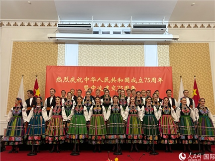 波蘭馬佐夫舍歌舞團(tuán)現(xiàn)場(chǎng)演出。人民網(wǎng)記者 禹麗敏攝