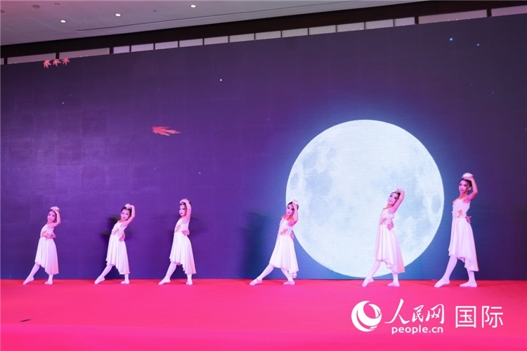 中國(guó)青少年歌舞表演。人民網(wǎng)記者任皓宇攝