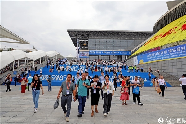 第二十一屆東博會展館外，參觀者步行離場。人民網(wǎng)記者趙益普攝