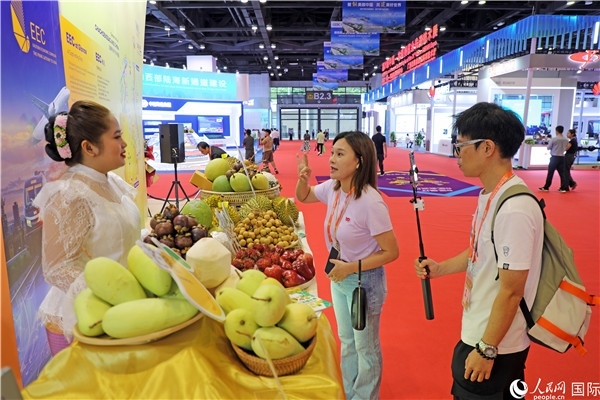 在東博會泰國展區(qū)，參觀者在向泰方工作人員了解泰國水果情況。人民網(wǎng)記者趙益普攝
