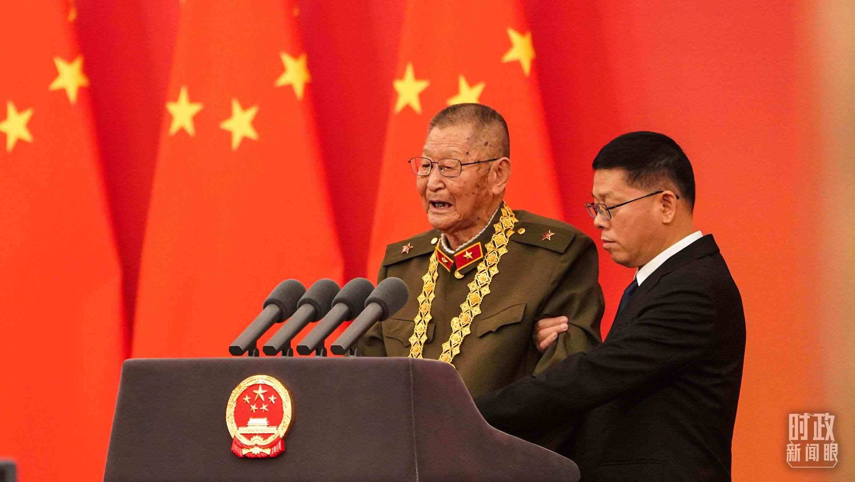 “共和國勛章”獲得者黃宗德在頒授儀式上發(fā)言。（總臺(tái)記者李晉拍攝）