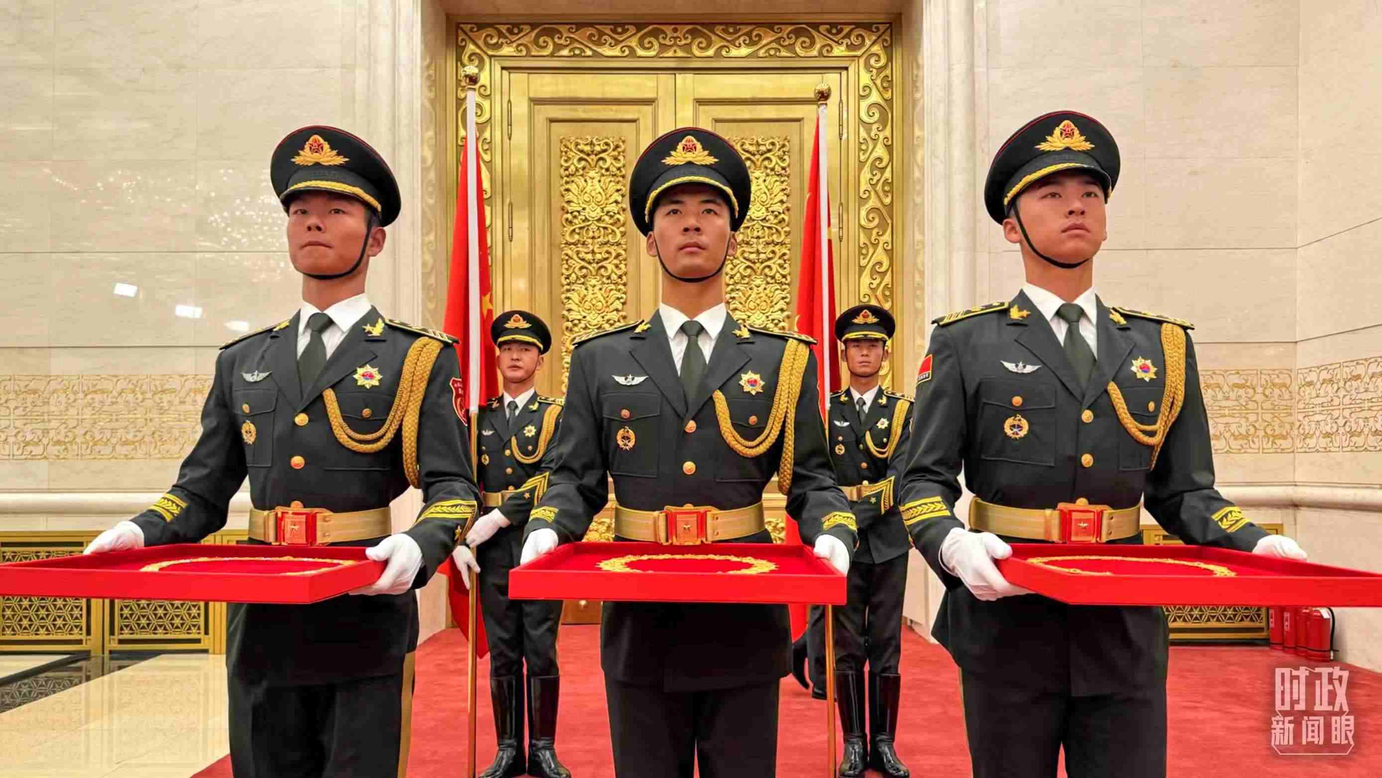 禮兵手捧共和國勛章、友誼勛章和國家榮譽(yù)稱號(hào)獎(jiǎng)?wù)?。（總臺(tái)央視記者李增仁拍攝）