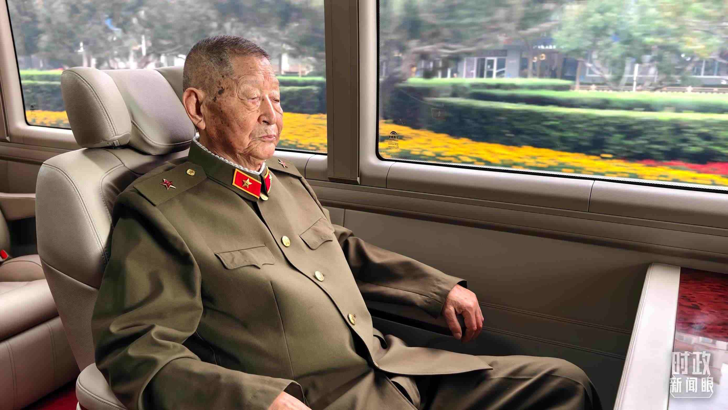 “共和國勛章”獲得者黃宗德乘坐禮賓車前往人民大會(huì)堂。（總臺(tái)央視記者胡瑋拍攝）