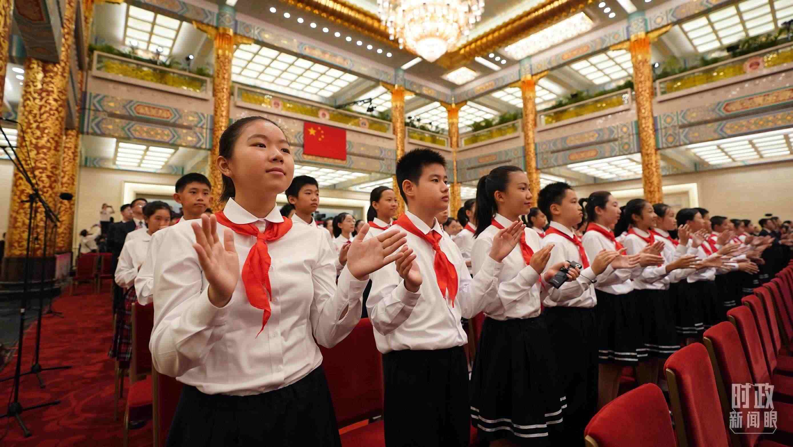 頒授儀式現(xiàn)場的少先隊(duì)員。（總臺(tái)記者李晉拍攝）