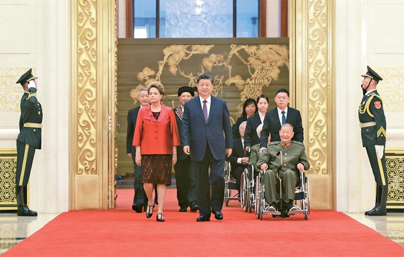 2024年9月29日，中華人民共和國(guó)國(guó)家勛章和國(guó)家榮譽(yù)稱號(hào)頒授儀式在北京人民大會(huì)堂金色大廳隆重舉行。中共中央總書記、國(guó)家主席、中央軍委主席習(xí)近平同國(guó)家勛章和國(guó)家榮譽(yù)稱號(hào)獲得者一同步入會(huì)場(chǎng)。 新華社記者 王曄/攝