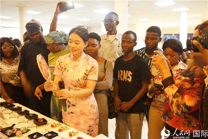 向尼日利亞觀眾介紹中國刺繡。人民網(wǎng)記者 姜宣攝