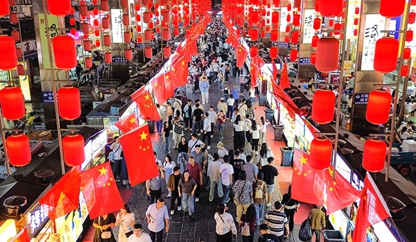 國慶臨近，河南省洛陽市老城歷史文化街區(qū)裝扮一新，國旗招展，處處洋溢著濃厚的國慶節(jié)日氛圍。來源：人民圖片網(wǎng)