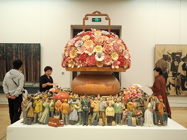 2024年9月28日，觀眾在中國美術(shù)館參觀“慶祝中華人民共和國成立75周年——第十四屆全國美術(shù)作品展覽進(jìn)京作品展”。杜建坡攝。來源：人民圖片網(wǎng)