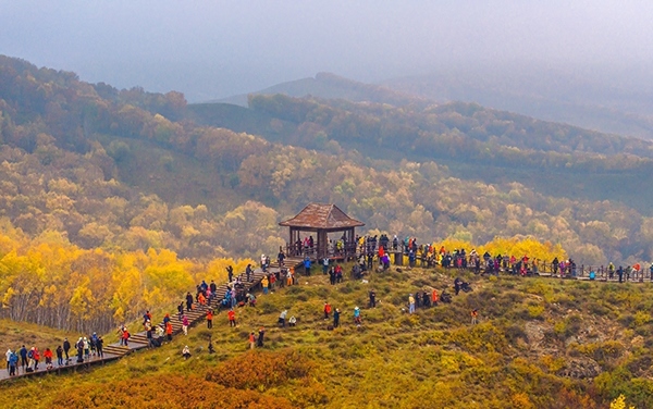 2024年9月27日，內(nèi)蒙古自治區(qū)赤峰市克什克騰旗烏蘭布統(tǒng)景區(qū)層林盡染，游人如織，風(fēng)光如畫。來源：人民圖片網(wǎng)