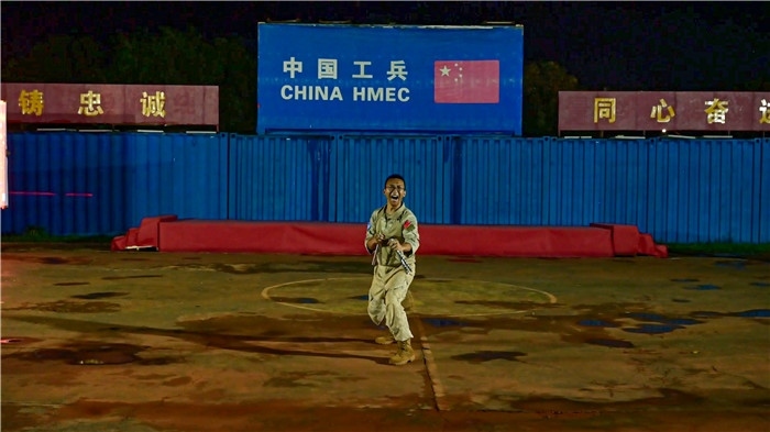 官兵帶來精彩的雙節(jié)棍表演。馬騫攝