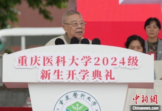 圖為陳宏礎(chǔ)教授為新生帶來“開學第一課”。中新網(wǎng)記者 周毅 攝