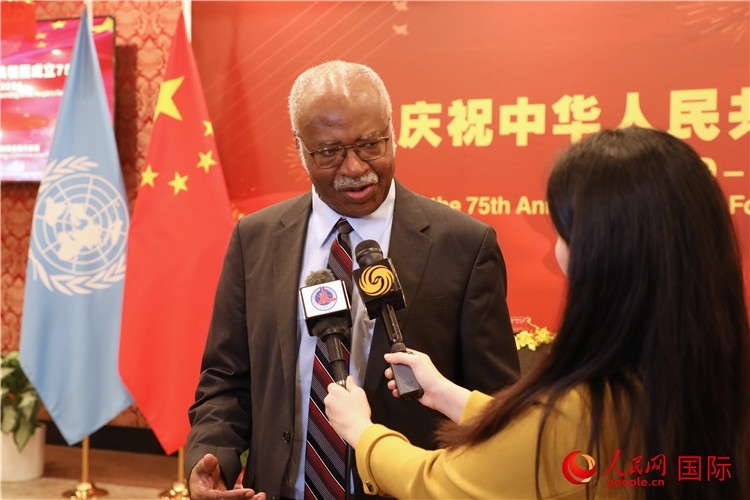 聯(lián)大主席菲勒蒙在招待會現(xiàn)場接受媒體采訪，他向中國政府和人民致以節(jié)日祝賀，表示中國的發(fā)展成就令人驚嘆。人民網(wǎng)記者 李志偉攝