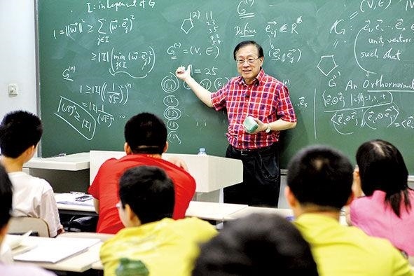 姚期智為清華大學學生授課。