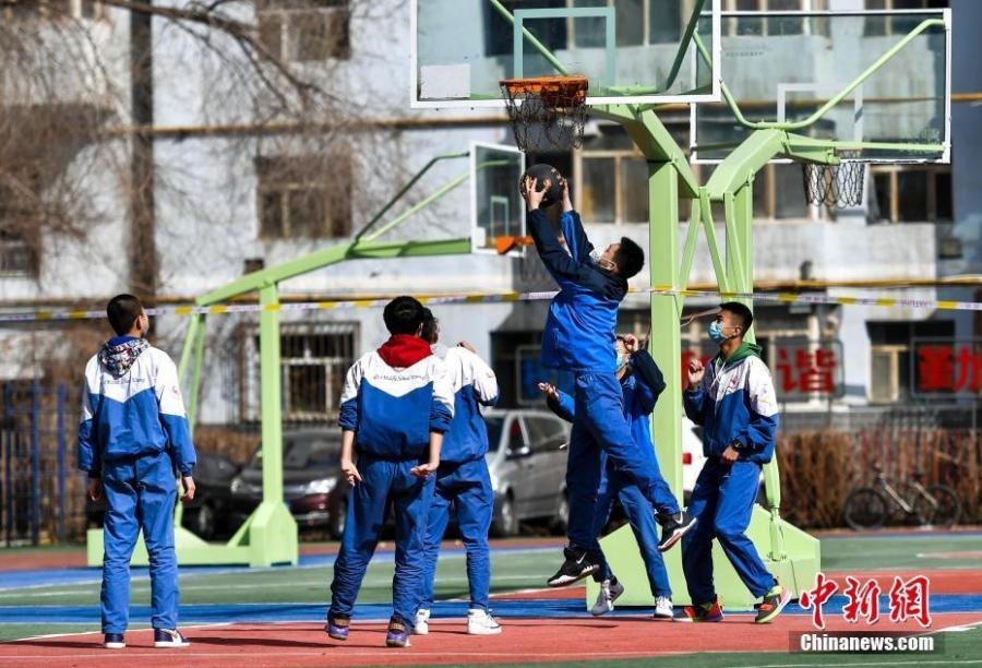 資料圖：初中生在課間休息時(shí)打籃球。中新社記者 劉新 攝