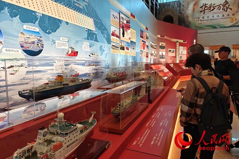 觀眾正在參觀中國極地考察40周年成就展。人民網(wǎng)記者 韋衍行攝