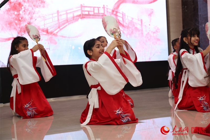 富查伊拉當?shù)貙W(xué)校學(xué)生表演節(jié)目。人民網(wǎng)記者任皓宇攝