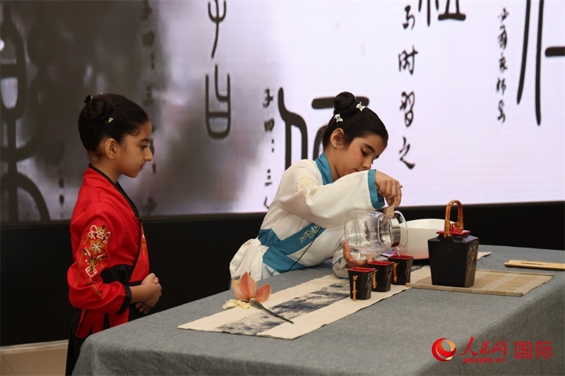 富查伊拉當?shù)貙W(xué)校學(xué)生表演茶藝。人民網(wǎng)記者任皓宇攝