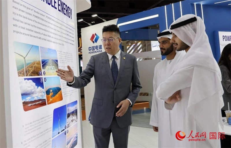 中國電建中東北非區(qū)域總部負責人向觀眾介紹公司承建的可再生能源項目。人民網(wǎng)記者 管克江攝