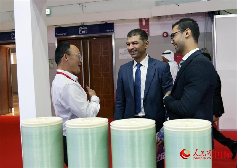 中外參展商交流。人民網(wǎng)記者管克江攝